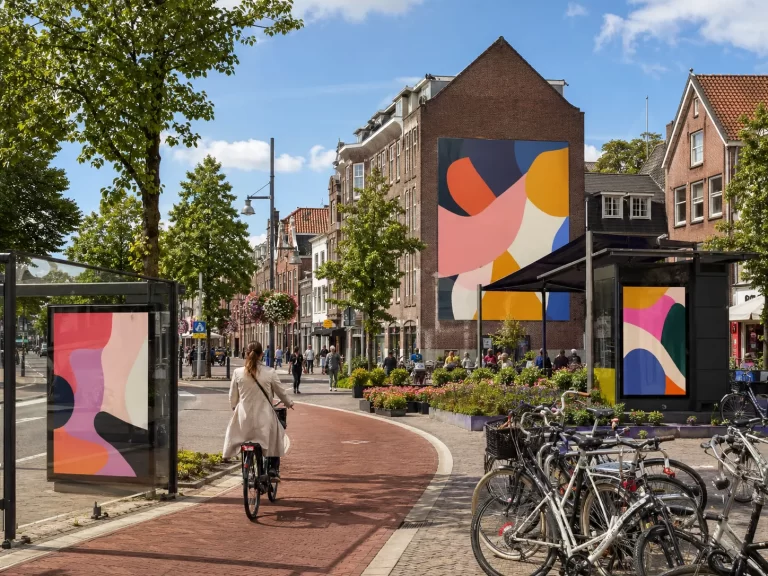 Lokale reclame in een levendige stad, zichtbaar op straat en dicht bij de mensen.